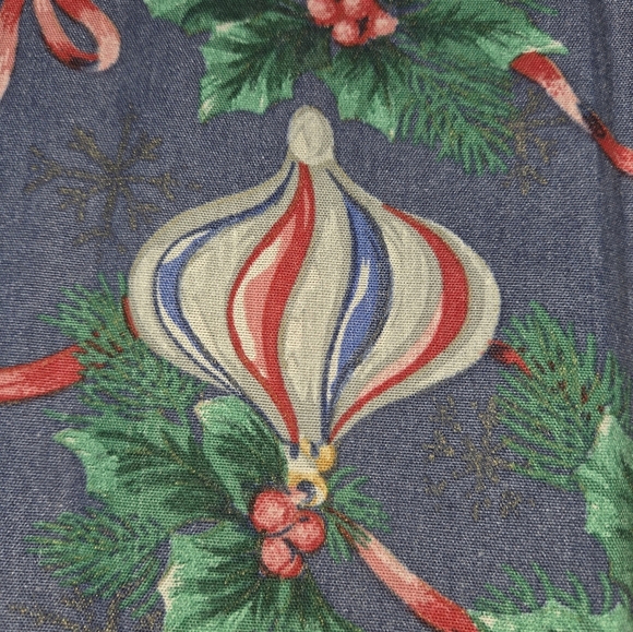 Set of 8 Vintage Christmas Table Napkins Picturing Vintage Christmas Ornaments - Picture 7 of 8